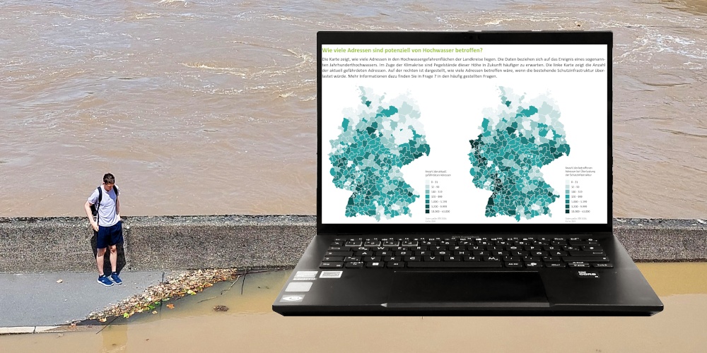 Im Hintergrund ein Bild einer Person am Rande einer überfluteten Straße, davor ein aufgeklappter Laptop mit einem Bildschirmfoto aus dem Hochwassercheck der Deutschen Umwelthilfe.
