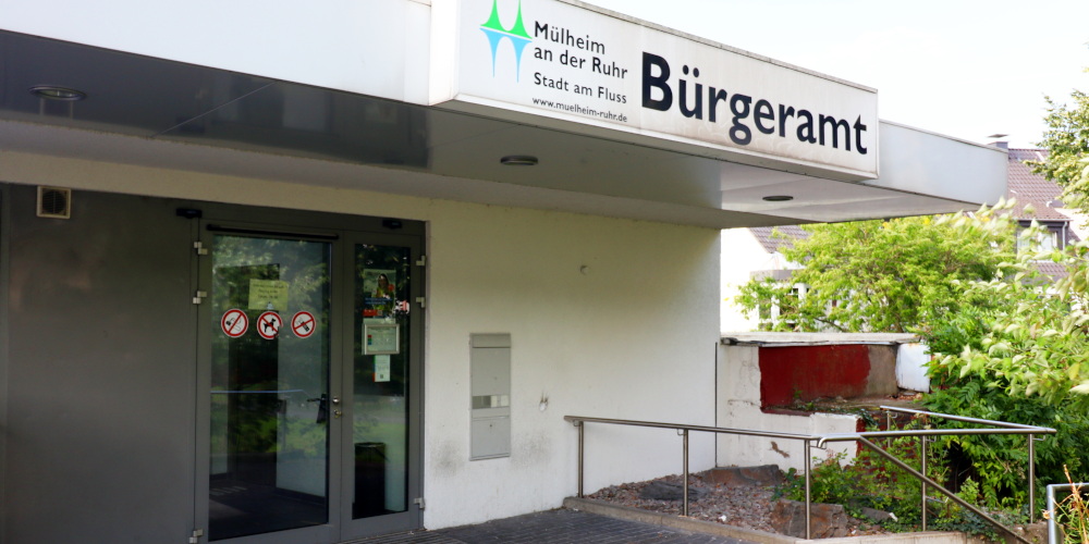 Ein Eingang zum Bürgeramt mit dem verblassenden Logo der Stadt Mülheim an der Ruhr