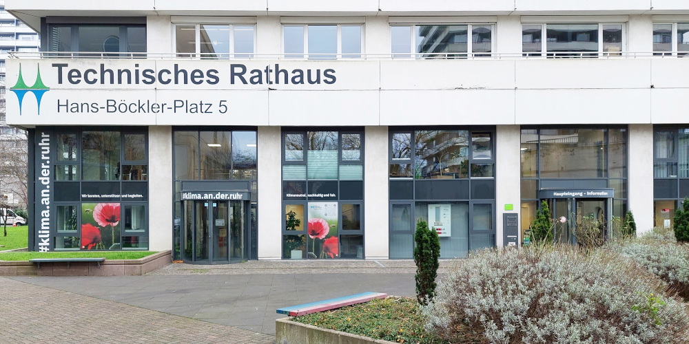 Erdgeschossfront eines mehrgeschossigen Gebäudes mit der Aufschrift "Technisches Rathaus" und weiteren Beschriftungen