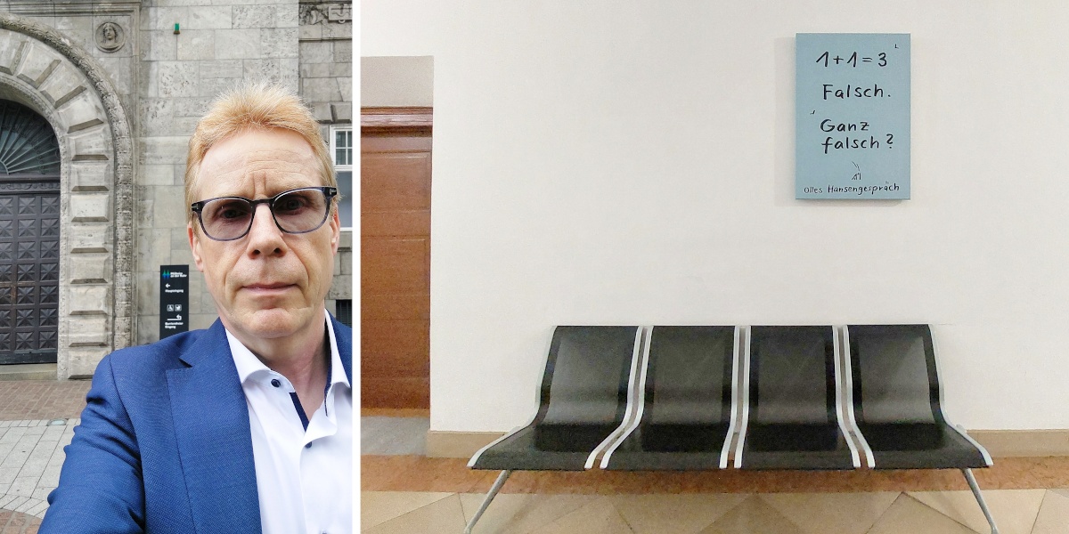 Zwei Fotos: Links ein Bild von mir vor dem Eingang des Rathauses. Rechts eine Bank im Rathaus mit einem Wandbild, auf dem steht: "1 + 1 = 3. Falsch. Ganz falsch? Olles Hansengespräch." 